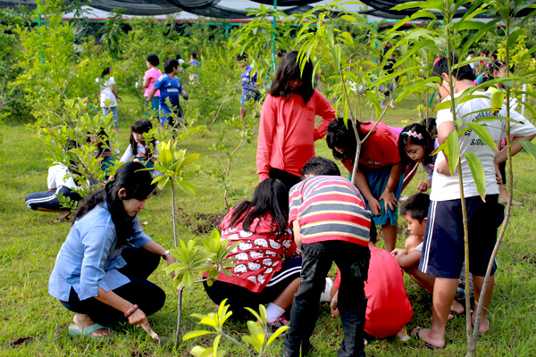 Anak-anak mengikuti kegiatan belajar dan menanam di alam terbuka.